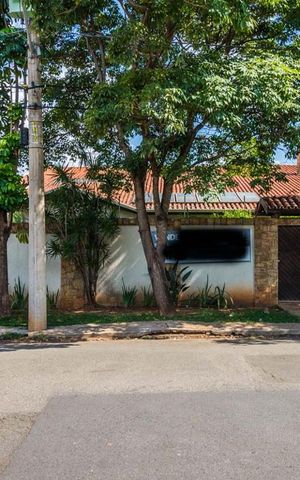 Casa à venda com 700m², 5 quartos e 6 vagas Casa à venda com 700m², 5 quartos e 6 vagasFachada