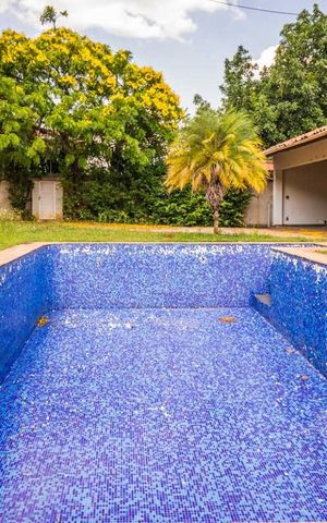 Casa à venda com 700m², 5 quartos e 6 vagas Casa à venda com 700m², 5 quartos e 6 vagasPiscina