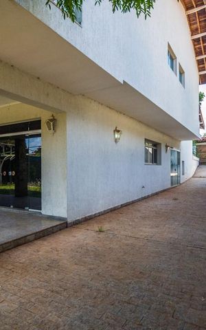 Casa à venda com 700m², 5 quartos e 6 vagas Casa à venda com 700m², 5 quartos e 6 vagasGaragem