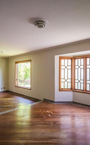 Casa à venda com 700m², 5 quartos e 6 vagas Casa à venda com 700m², 5 quartos e 6 vagasSala de Estar
