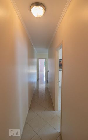 Casa à venda com 250m², 4 quartos e 3 vagas Casa à venda com 250m², 4 quartos e 3 vagasCorredor