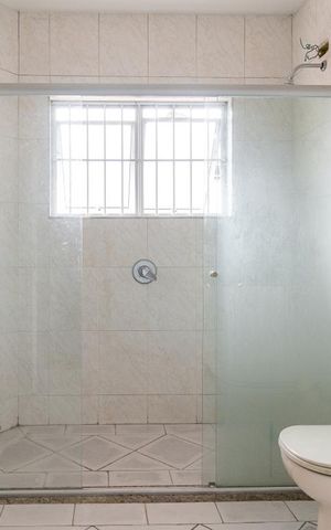 Casa à venda com 330m², 3 quartos e 4 vagas Casa à venda com 330m², 3 quartos e 4 vagasBanheiro da Suíte 2