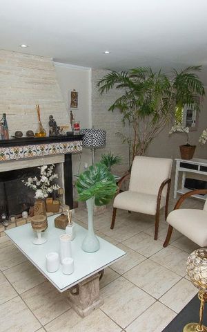 Casa de condomínio à venda com 278m², 3 quartos e 3 vagas Casa de condomínio à venda com 278m², 3 quartos e 3 vagasSala