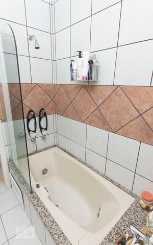 Casa de condomínio à venda com 278m², 3 quartos e 3 vagas Casa de condomínio à venda com 278m², 3 quartos e 3 vagasBanheiro da Suíte