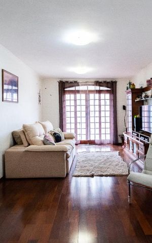 Casa à venda com 168m², 3 quartos e 3 vagas Casa à venda com 168m², 3 quartos e 3 vagasSala