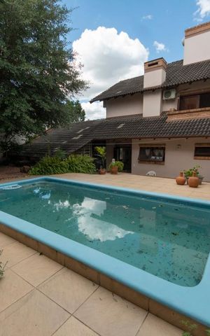 Casa à venda com 217m², 4 quartos e 2 vagasPiscina