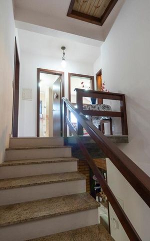 Casa à venda com 217m², 4 quartos e 2 vagasEscada