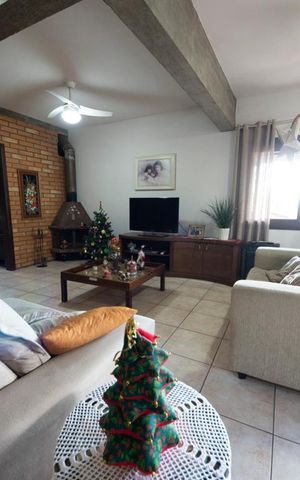 Casa à venda com 217m², 4 quartos e 2 vagasSala