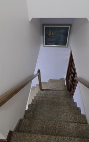 Casa à venda com 280m², 3 quartos e 2 vagasEscada de acesso aos quartos