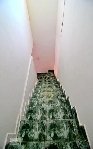 Casa para alugar com 125m², 2 quartos e 8 vagasEscada