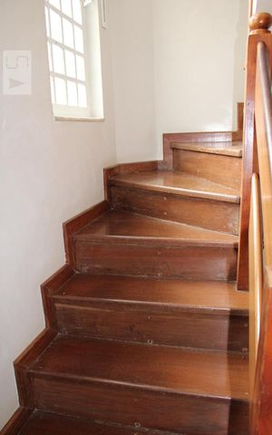 Casa à venda com 380m², 3 quartos e 4 vagasEscada