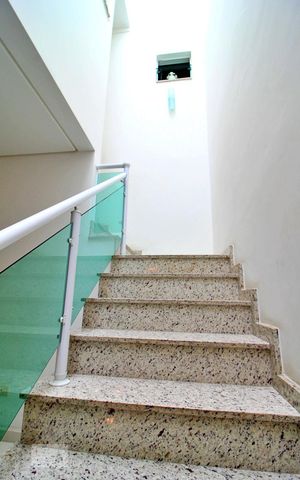 Casa à venda com 198m², 3 quartos e 3 vagasEscada