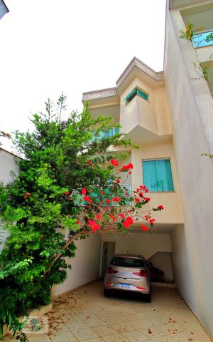 Casa à venda com 198m², 3 quartos e 3 vagasFachada