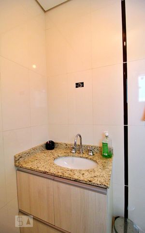 Casa à venda com 198m², 3 quartos e 3 vagasBanheiro da Suíte 2