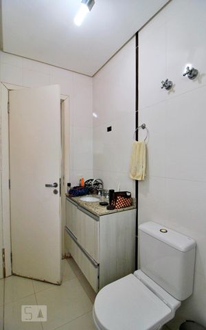Casa à venda com 198m², 3 quartos e 3 vagasBanheiro da Suíte 1