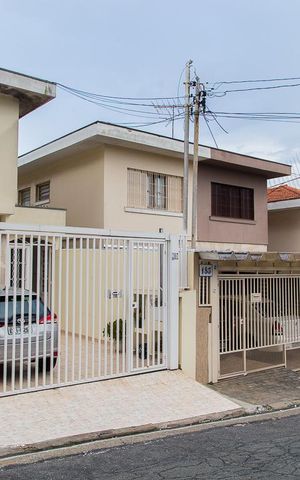 Casa à venda com 146m², 3 quartos e 2 vagasFachada