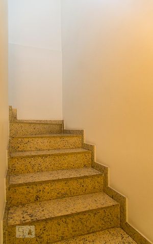 Casa à venda com 146m², 3 quartos e 2 vagasEscada