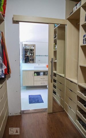 Casa à venda com 248m², 3 quartos e 6 vagasCloset