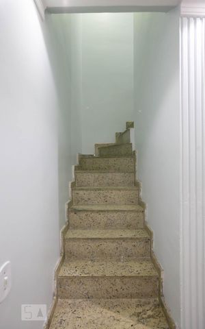 Casa à venda com 175m², 3 quartos e 2 vagasEscada