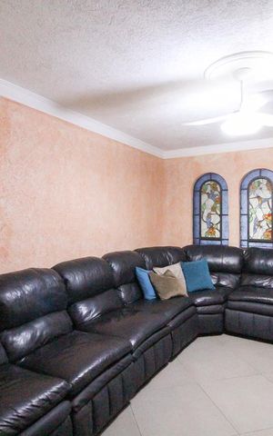 Casa à venda com 159m², 4 quartos e 1 vagaSala