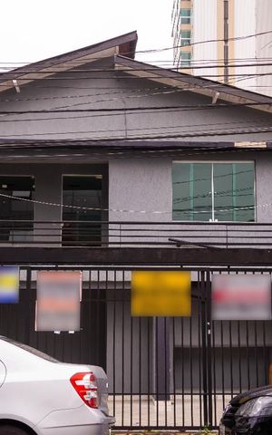 Casa à venda com 217m², 5 quartos e 3 vagas Casa à venda com 217m², 5 quartos e 3 vagasFachada