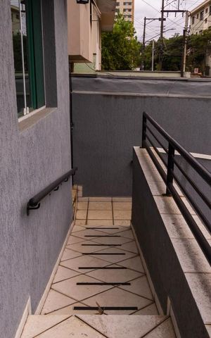 Casa à venda com 217m², 5 quartos e 3 vagas Casa à venda com 217m², 5 quartos e 3 vagasRampa de entrada