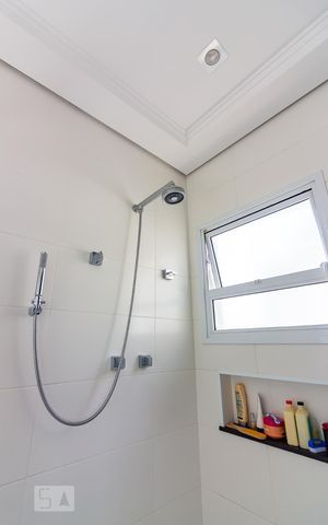 Casa de condomínio à venda com 490m², 4 quartos e 6 vagasBanheiro da Suíte Principal