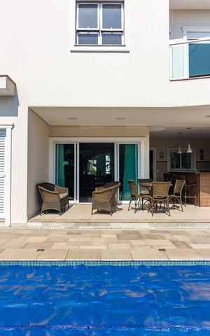 Casa de condomínio à venda com 490m², 4 quartos e 6 vagasPiscina