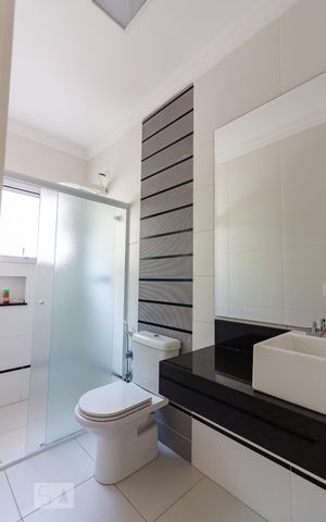 Casa de condomínio à venda com 490m², 4 quartos e 6 vagasBanheiro da Suíte 2