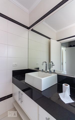 Casa de condomínio à venda com 490m², 4 quartos e 6 vagasBanheiro da Suíte 1