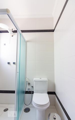 Casa de condomínio à venda com 490m², 4 quartos e 6 vagasBanheiro da Suíte 1