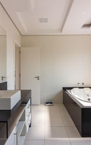 Casa de condomínio à venda com 490m², 4 quartos e 6 vagasBanheiro da Suíte Principal