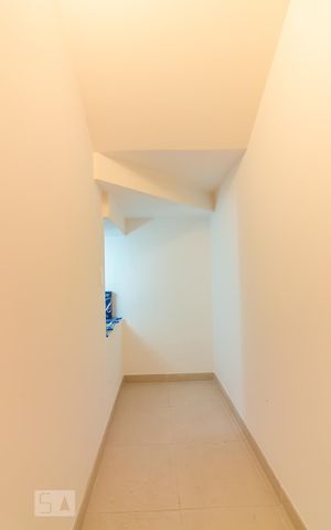 Casa de condomínio à venda com 490m², 4 quartos e 6 vagasComodo