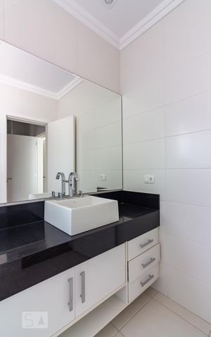 Casa de condomínio à venda com 490m², 4 quartos e 6 vagasBanheiro da Suíte 3
