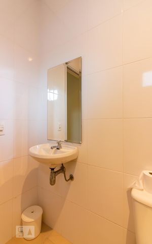 Casa de condomínio à venda com 490m², 4 quartos e 6 vagasBanheiro de Serviço 