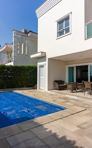 Casa de condomínio à venda com 490m², 4 quartos e 6 vagasPiscina