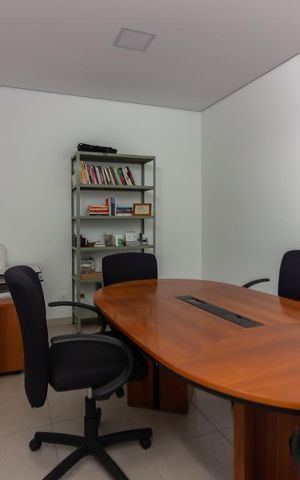 Casa de condomínio à venda com 490m², 4 quartos e 6 vagasComodo