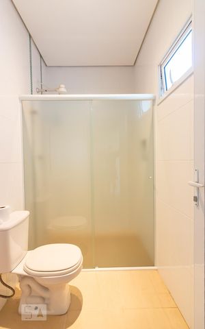 Casa de condomínio à venda com 490m², 4 quartos e 6 vagasBanheiro de Serviço 
