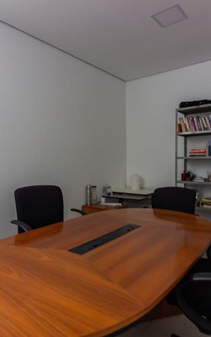 Casa de condomínio à venda com 490m², 4 quartos e 6 vagas Casa de condomínio à venda com 490m², 4 quartos e 6 vagasComodo