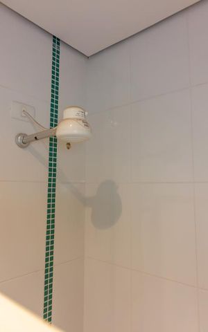 Casa de condomínio à venda com 490m², 4 quartos e 6 vagasBanheiro de Serviço 
