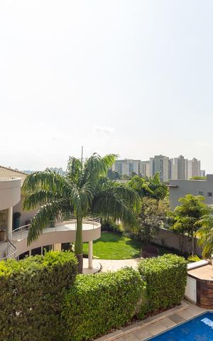 Casa de condomínio à venda com 490m², 4 quartos e 6 vagas Casa de condomínio à venda com 490m², 4 quartos e 6 vagasVista