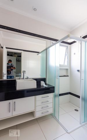 Casa de condomínio à venda com 490m², 4 quartos e 6 vagasBanheiro da Suíte 1