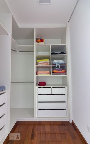 Casa de condomínio à venda com 490m², 4 quartos e 6 vagas Casa de condomínio à venda com 490m², 4 quartos e 6 vagasCloset