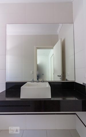 Casa de condomínio à venda com 490m², 4 quartos e 6 vagasBanheiro da Suíte 2