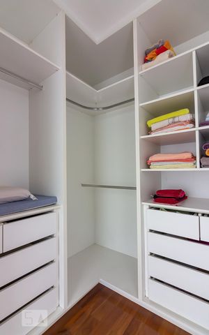 Casa de condomínio à venda com 490m², 4 quartos e 6 vagasCloset