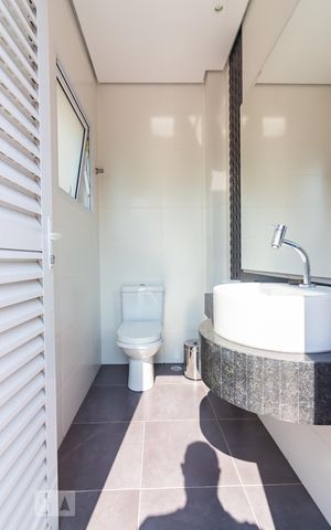 Casa de condomínio à venda com 490m², 4 quartos e 6 vagasBanheiro de Serviço 