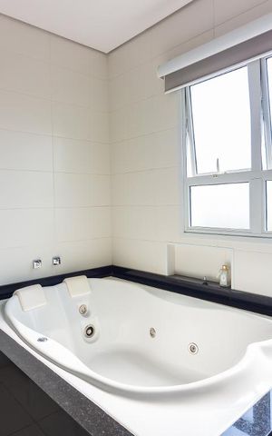Casa de condomínio à venda com 490m², 4 quartos e 6 vagasBanheiro da Suíte Principal