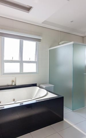 Casa de condomínio à venda com 490m², 4 quartos e 6 vagasBanheiro da Suíte Principal