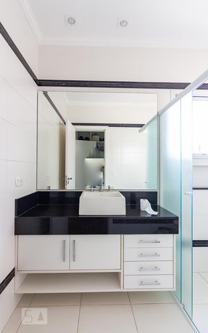 Casa de condomínio à venda com 490m², 4 quartos e 6 vagasBanheiro da Suíte 1