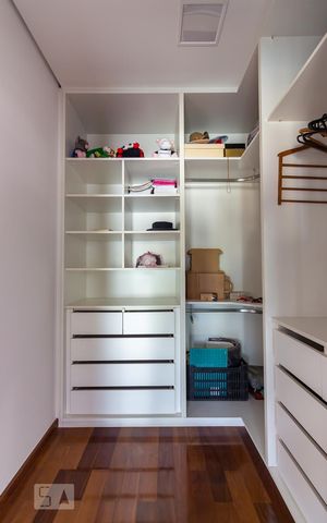 Casa de condomínio à venda com 490m², 4 quartos e 6 vagasCloset